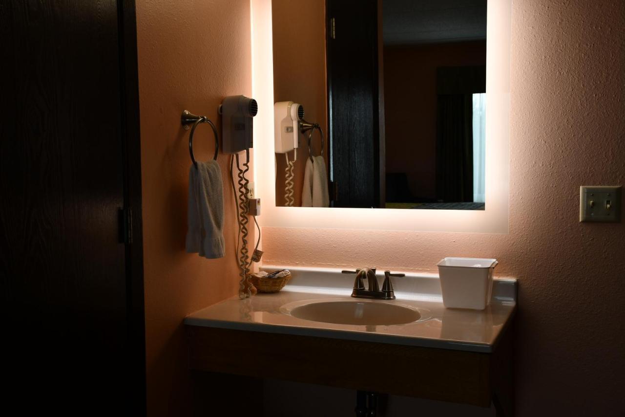 Regency Inn & Suites Фэрибо Экстерьер фото