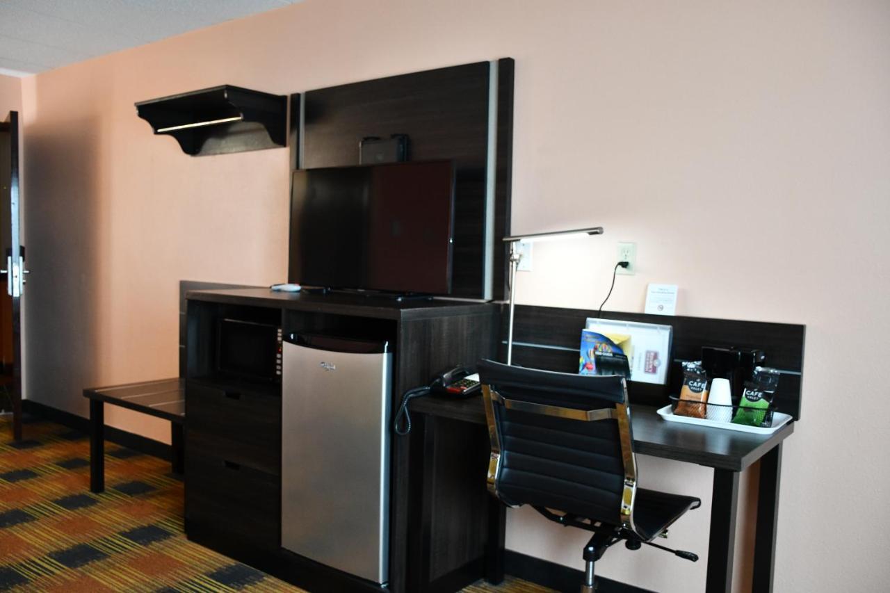 Regency Inn & Suites Фэрибо Экстерьер фото